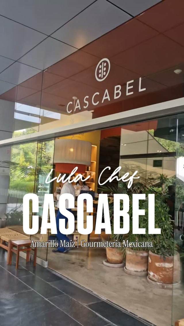 La temporada de chiles en nogada llega a Cascabel y este año presenta Amarillo Maíz, su nueva gourmetería mexicana.
A partir del 15 de julio y hasta el 4 de octubre, Cascabel, el restaurante de la chef Lula Martín del Campo ubicado en Park Plaza Santa Fe, comienza a servir uno de los platillos más emblemáticos de la cocina mexicana.
Con su mezcla de sabores dulces y salados, frutas de temporada, especias, nuez de Castilla y granada, el chile en nogada se ha convertido en mucho más que una receta: es una celebración de la historia, de los ingredientes mexicanos y de todo lo que sucede alrededor de la mesa.
Amarillo Maíz, es la nueva gourmetería mexicana creada junto con sus socias Paty y Cucu para acercar a más personas con producto de origen cuidadosamente seleccionados. Esta idea nace de una idea muy sencilla: llevar a la vida cotidiana ingredientes extraordinarios. Desde tortillas artesanales y quesos mexicanos hasta vinos boutique y productos de pequeños productores, el proyecto busca transformar momentos cotidianos en experiencias memorables.
#chilesennogada
#cascabel
#amarillomaíz
#hagamospaís
@cascabel_cdmx
@amarillomaizmx La temporada de chiles en nogada llega a Cascabel y este año presenta Amarillo Maíz, su nueva gourmetería mexicana.
A partir del 15 de julio y hasta el 4 de octubre, Cascabel, el restaurante de la chef Lula Martín del Campo ubicado en Park Plaza Santa Fe, comienza a servir uno de los platillos más emblemáticos de la cocina mexicana.
Con su mezcla de sabores dulces y salados, frutas de temporada, especias, nuez de Castilla y granada, el chile en nogada se ha convertido en mucho más que una receta: es una celebración de la historia, de los ingredientes mexicanos y de todo lo que sucede alrededor de la mesa.
Amarillo Maíz, es la nueva gourmetería mexicana creada junto con sus socias Paty y Cucu para acercar a más personas con producto de origen cuidadosamente seleccionados. Esta idea nace de una idea muy sencilla: llevar a la vida cotidiana ingredientes extraordinarios. Desde tortillas artesanales y quesos mexicanos hasta vinos boutique y productos de pequeños productores, el proyecto busca transformar momentos cotidianos en experiencias memorables.
#chilesennogada
#cascabel
#amarillomaíz
#hagamospaís
@cascabel_cdmx
@amarillomaizmx