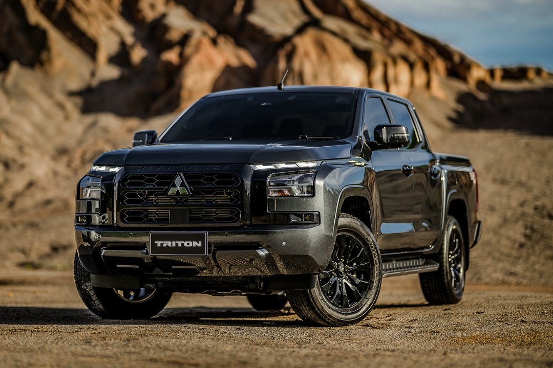 สีดำ....หล่อแบบเข้ม เข้ม 😆
เผยโฉม ออล-นิว มิตซูบิชิ ไทรทัน แบล็ก เอดิชัน รุ่นพิเศษ จำนวนจำกัด
ด้วยการตกแต่งภายนอกสีดำสุดเท่ ประกอบด้วย ไดนามิก ชีลด์และกรอบไฟตัดหมอกสีดำเงา ล้ออัลลอยสีดำขนาด 18 นิ้ว กระจกมองข้างสีดำเงา มือเปิดประตูด้านนอกสีดำเงา มือเปิดกระบะท้ายสีดำเงา บันไดข้างตกแต่งสีไทเทเนียมรมดำ และกันชนหลังสีดำตกแต่งด้วยสีไทเทเนียมรมดำ
.
เครื่องยนต์คลีนดีเซล เทอร์โบ ไฮเปอร์พาวเวอร์ (Hyper Power) ที่พัฒนาขึ้นใหม่ ให้กำลังสูงสุดที่ 184 แรงม้า แรงบิดสูงสุด 430 นิวตันเมตร ผสานช่วงล่างใหม่และแชสซีส์เมกาเฟรมใหม่ที่ใหญ่ขึ้นและแข็งแรงขึ้น
.
เทคโนโลยีความปลอดภัยรอบคัน ไดมอนด์ เซนส์ (Diamond Sense)
-ระบบเตือนการชนด้านหน้าตรง พร้อมระบบช่วยชะลอความเร็ว (Forward Collision Mitigation System: FCM)
-ระบบสัญญาณเตือนจุดอับสายตา (Blind Spot Warning: BSW)
-ระบบสัญญาณเตือนขณะเปลี่ยนเลน (Lane Change Assist: LCA)
-ระบบเตือนด้านหลังขณะถอยออกจากช่องจอด (Rear Cross Traffic Alert: RCTA)
-ระบบปรับระดับไฟสูง-ต่ำอัตโนมัติ (Auto High Beam: AHB)
-กล้องมองภาพรอบคัน (Multi Around Monitor: MAM)
-พร้อมระบบตรวจจับและแจ้งเตือนวัตถุหรือบุคคลที่เคลื่อนไหวจากกล้องรอบคัน (Moving Object Detection: MOD)
.
ซึ่งเทคโนโลยีความปลอดภัยอัจฉริยะทั้งหมดนี้ สามารถตรวจจับการเคลื่อนไหวและสภาพแวดล้อมรอบตัวรถ ด้วยเซ็นเซอร์และเรดาร์ที่ละเอียด แม่นยำ พร้อมปกป้องคุณให้ปลอดภัยในทุกเส้นทางที่ไปในแบบ 360 องศา
.
อุปกรณ์อำนวยความสะดวกต่างๆ ที่ครบครัน อาทิ หน้าจอขนาด 9 นิ้ว ที่รองรับได้ทั้ง Apple CarPlay ที่พร้อมเชื่อมต่อแบบไร้สาย และ Android Auto
.
#WHATCARThailand
#MitsubishiMotorsThailand #mitsubishitritonblackedition
#triton #blackedition สีดำ....หล่อแบบเข้ม เข้ม 😆
เผยโฉม ออล-นิว มิตซูบิชิ ไทรทัน แบล็ก เอดิชัน รุ่นพิเศษ จำนวนจำกัด
ด้วยการตกแต่งภายนอกสีดำสุดเท่ ประกอบด้วย ไดนามิก ชีลด์และกรอบไฟตัดหมอกสีดำเงา ล้ออัลลอยสีดำขนาด 18 นิ้ว กระจกมองข้างสีดำเงา มือเปิดประตูด้านนอกสีดำเงา มือเปิดกระบะท้ายสีดำเงา บันไดข้างตกแต่งสีไทเทเนียมรมดำ และกันชนหลังสีดำตกแต่งด้วยสีไทเทเนียมรมดำ
.
เครื่องยนต์คลีนดีเซล เทอร์โบ ไฮเปอร์พาวเวอร์ (Hyper Power) ที่พัฒนาขึ้นใหม่ ให้กำลังสูงสุดที่ 184 แรงม้า แรงบิดสูงสุด 430 นิวตันเมตร ผสานช่วงล่างใหม่และแชสซีส์เมกาเฟรมใหม่ที่ใหญ่ขึ้นและแข็งแรงขึ้น
.
เทคโนโลยีความปลอดภัยรอบคัน ไดมอนด์ เซนส์ (Diamond Sense)
-ระบบเตือนการชนด้านหน้าตรง พร้อมระบบช่วยชะลอความเร็ว (Forward Collision Mitigation System: FCM)
-ระบบสัญญาณเตือนจุดอับสายตา (Blind Spot Warning: BSW)
-ระบบสัญญาณเตือนขณะเปลี่ยนเลน (Lane Change Assist: LCA)
-ระบบเตือนด้านหลังขณะถอยออกจากช่องจอด (Rear Cross Traffic Alert: RCTA)
-ระบบปรับระดับไฟสูง-ต่ำอัตโนมัติ (Auto High Beam: AHB)
-กล้องมองภาพรอบคัน (Multi Around Monitor: MAM)
-พร้อมระบบตรวจจับและแจ้งเตือนวัตถุหรือบุคคลที่เคลื่อนไหวจากกล้องรอบคัน (Moving Object Detection: MOD)
.
ซึ่งเทคโนโลยีความปลอดภัยอัจฉริยะทั้งหมดนี้ สามารถตรวจจับการเคลื่อนไหวและสภาพแวดล้อมรอบตัวรถ ด้วยเซ็นเซอร์และเรดาร์ที่ละเอียด แม่นยำ พร้อมปกป้องคุณให้ปลอดภัยในทุกเส้นทางที่ไปในแบบ 360 องศา
.
อุปกรณ์อำนวยความสะดวกต่างๆ ที่ครบครัน อาทิ หน้าจอขนาด 9 นิ้ว ที่รองรับได้ทั้ง Apple CarPlay ที่พร้อมเชื่อมต่อแบบไร้สาย และ Android Auto
.
#WHATCARThailand
#MitsubishiMotorsThailand #mitsubishitritonblackedition
#triton #blackedition