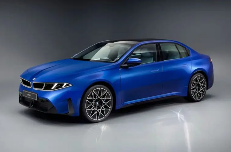 เปิดตัว BMW i3 2026 (Electric Saloon) 469 แรงม้า วิ่งไกล 900 km. (WLTP)
รายละเอียดที่น่าสนใจดังนี้
1. ขุมพลังและสมรรถนะที่เป็นที่สุด (Performance & Range)
-รุ่นเปิดตัว: เริ่มต้นด้วยรุ่น 50 xDrive ขับเคลื่อน 4 ล้อ มอเตอร์ไฟฟ้าคู่ ให้กำลังสูงสุด 463 แรงม้า (bhp)
-แบตเตอรี่: ใช้แบตเตอรี่ขนาดใหญ่ความจุ 108.7 kWh (Usable capacity) ร่วมกับระบบไฟฟ้า 800 โวลต์
-ระยะทางวิ่ง: ทำตัวเลขได้สูงถึง 559 ไมล์ (900 กม.) ต่อการชาร์จ ซึ่งถือเป็นระยะทางที่ไกลที่สุดในบรรดารถ EV ที่ผลิตจำหน่ายในปัจจุบัน (ชนะทั้ง Mercedes CLA และ Tesla Model 3)
-การชาร์จ: รองรับการชาร์จสูงสุด 400kW ทำให้ชาร์จจาก 10-80% ได้ภายในเวลาเพียง 21 นาที
.
2. เทคโนโลยีการขับขี่ เปิดตัว BMW i3 2026 (Electric Saloon) 469 แรงม้า วิ่งไกล 900 km. (WLTP)
รายละเอียดที่น่าสนใจดังนี้
1. ขุมพลังและสมรรถนะที่เป็นที่สุด (Performance & Range)
-รุ่นเปิดตัว: เริ่มต้นด้วยรุ่น 50 xDrive ขับเคลื่อน 4 ล้อ มอเตอร์ไฟฟ้าคู่ ให้กำลังสูงสุด 463 แรงม้า (bhp)
-แบตเตอรี่: ใช้แบตเตอรี่ขนาดใหญ่ความจุ 108.7 kWh (Usable capacity) ร่วมกับระบบไฟฟ้า 800 โวลต์
-ระยะทางวิ่ง: ทำตัวเลขได้สูงถึง 559 ไมล์ (900 กม.) ต่อการชาร์จ ซึ่งถือเป็นระยะทางที่ไกลที่สุดในบรรดารถ EV ที่ผลิตจำหน่ายในปัจจุบัน (ชนะทั้ง Mercedes CLA และ Tesla Model 3)
-การชาร์จ: รองรับการชาร์จสูงสุด 400kW ทำให้ชาร์จจาก 10-80% ได้ภายในเวลาเพียง 21 นาที
.
2. เทคโนโลยีการขับขี่