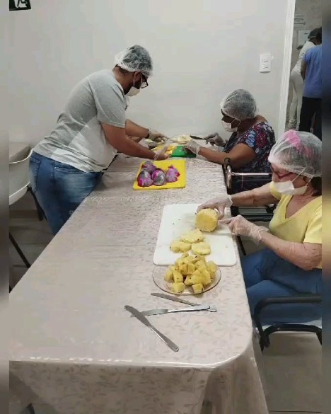 *Oficina Culinária* Esta atividade é interativa e saborosa. A ideia foi preparar uma receita refrescante com frutas. Os residentes amaram, e o resultado foi este lindo espetinho cheio de vitaminas. #larsaovicentedepaulodecampinas #oficinaculinária #amoraosidosos