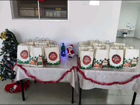 Colaboradores da empresa DHL estiveram no Lar São Vicente de Paulo de Campinas. Teve lanches saborosos para todos, muita conversa e kits com presentes para todos. Gratidão em nome de todos eles!