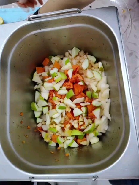 Nossa primeira oficina de culinária de 2024. Preparamos uma salada de frutas, receita simples e uma sobremesa perfeita para esta época do ano. Durante a atividade promovemos trocas de experiências, possibilitamos a socialização entre os residentes, colocando todos como protagonistas. No final todos saborearam a deliciosa Salada de Frutas. #larsaovicentedepaulodecampinas #oficinaculinaria #saladadefrutas #amoraeles