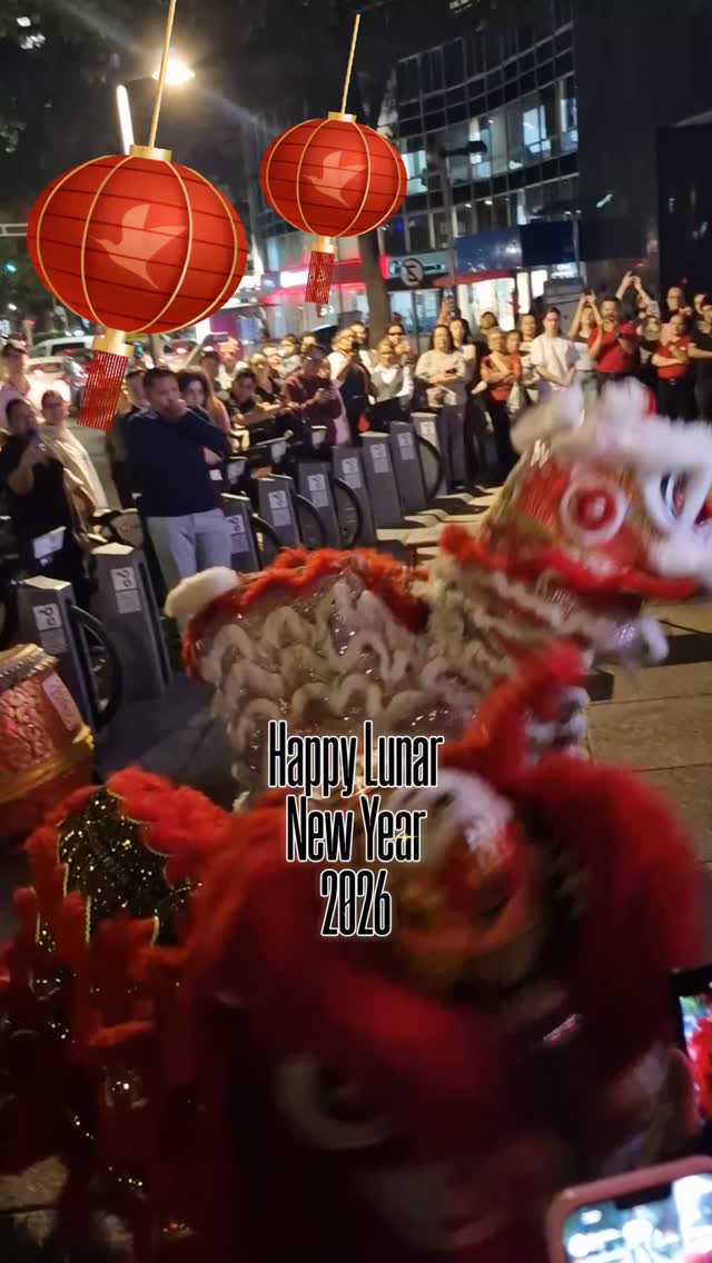 HAPPY LUNAR NEW YEAR 2026!
El Año Nuevo Lunar no solo marca el inicio de un nuevo ciclo: es una invitación a renovar la energía, celebrar en familia y abrirle la puerta a la prosperidad.
Este 2026, se da la bienvenida al Año del Caballo de Fuego. Es un signo del horóscopo chino que se caracteriza por su energía desbordante, independencia y pasión. Este signo aparece únicamente cada 60 años dentro del ciclo sexagenario chino.
El Caballo, símbolo de libertad, movimiento y determinación, se convierte en el momento perfecto para poner nuevas intenciones y nuevos comienzos.
Para sumarse a la celebración, Panda Express ofrece en cada compra en counter o en la Panda App un Sobre Rojo con beneficios exclusivos; además, al ordenar desde la app con el código HAPPYLUNARNY, es posible obtener $80 de descuento en compras mínimas de $450.
Así, a través de sus sabores, tradiciones y la energía del zodiaco chino, Panda Express invita a las familias mexicanas a compartir fortuna, esperanza y nuevos comienzos en este Año Nuevo Lunar.
@pandaexpress_mexico
#caballodefuego
#añolunarchino
#happylunarnewyear2026 HAPPY LUNAR NEW YEAR 2026!
El Año Nuevo Lunar no solo marca el inicio de un nuevo ciclo: es una invitación a renovar la energía, celebrar en familia y abrirle la puerta a la prosperidad.
Este 2026, se da la bienvenida al Año del Caballo de Fuego. Es un signo del horóscopo chino que se caracteriza por su energía desbordante, independencia y pasión. Este signo aparece únicamente cada 60 años dentro del ciclo sexagenario chino.
El Caballo, símbolo de libertad, movimiento y determinación, se convierte en el momento perfecto para poner nuevas intenciones y nuevos comienzos.
Para sumarse a la celebración, Panda Express ofrece en cada compra en counter o en la Panda App un Sobre Rojo con beneficios exclusivos; además, al ordenar desde la app con el código HAPPYLUNARNY, es posible obtener $80 de descuento en compras mínimas de $450.
Así, a través de sus sabores, tradiciones y la energía del zodiaco chino, Panda Express invita a las familias mexicanas a compartir fortuna, esperanza y nuevos comienzos en este Año Nuevo Lunar.
@pandaexpress_mexico
#caballodefuego
#añolunarchino
#happylunarnewyear2026