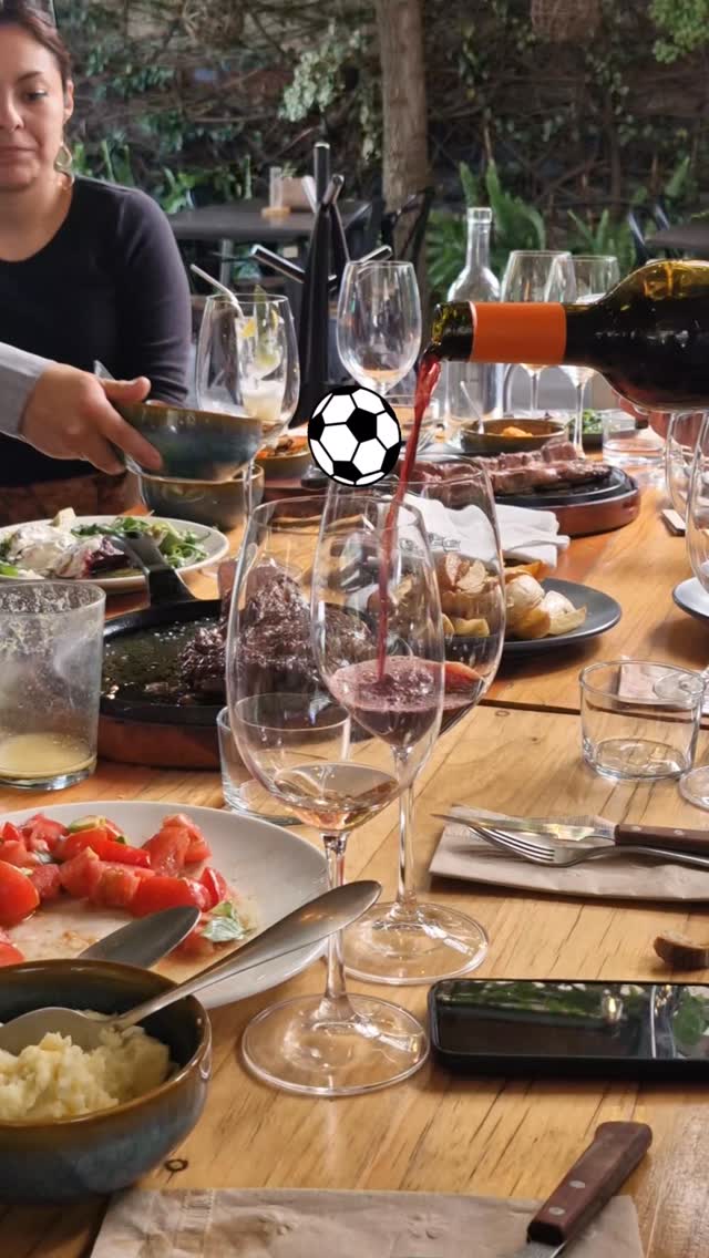 Estamos a unos meses para el comienzo de la Copa Mundial de la FIFA, y una excelente sugerencia para disfrutar los partidos es PARRILLA PARAÍSO, restaurante de asado uruguayo con un sabor mexicano ubicado al sur de la CDMX y a 15 minutos del Colosio de Santa Ursula.
Y para este evento mundialista @parrillaparaiso tiene preparado un menú especial.
Entradas frías: Betabel rostizado con mousse de queso cabra, arúgula y aceite de hoja santa.
Ensalada: Jitomate y aguacate con vinagreta de orégano.
Guarniciones: Papas fritas, hechas en casa, fritas al momento | Puré de camote, hecho en casa con camote amarillo, mantequilla y miel | Puré de papa, hecho en casa con papa blanca y mantequilla | Verduras a la parrilla, calabaza italiana, cebolla cambray, portobello, papa cambray, pimiento rojo, pimiento verde y zanahoria.
Cortes de alta calidad como Rib Eye y asado de tira, además de camarones a las brasas.
Bebidas como Mocktails (sin alcohol) y con alcohol.
Postres y barra de cafés.
Sabemos que será una excelente opción para compartir con la familia y los amigos este mundial de la FIFA 2026.
@parrillaparaiso
#fifaworldcup
#parrillaparaiso Estamos a unos meses para el comienzo de la Copa Mundial de la FIFA, y una excelente sugerencia para disfrutar los partidos es PARRILLA PARAÍSO, restaurante de asado uruguayo con un sabor mexicano ubicado al sur de la CDMX y a 15 minutos del Colosio de Santa Ursula.
Y para este evento mundialista @parrillaparaiso tiene preparado un menú especial.
Entradas frías: Betabel rostizado con mousse de queso cabra, arúgula y aceite de hoja santa.
Ensalada: Jitomate y aguacate con vinagreta de orégano.
Guarniciones: Papas fritas, hechas en casa, fritas al momento | Puré de camote, hecho en casa con camote amarillo, mantequilla y miel | Puré de papa, hecho en casa con papa blanca y mantequilla | Verduras a la parrilla, calabaza italiana, cebolla cambray, portobello, papa cambray, pimiento rojo, pimiento verde y zanahoria.
Cortes de alta calidad como Rib Eye y asado de tira, además de camarones a las brasas.
Bebidas como Mocktails (sin alcohol) y con alcohol.
Postres y barra de cafés.
Sabemos que será una excelente opción para compartir con la familia y los amigos este mundial de la FIFA 2026.
@parrillaparaiso
#fifaworldcup
#parrillaparaiso