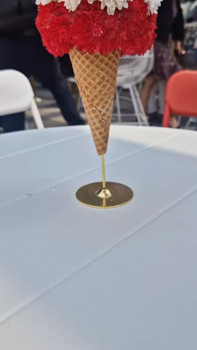 Se abre en @aztlan.feriadechapultepec la primera #ludoteca del sabor de Helados Holanda. Donde encontrarás:
Bienvenida Interactiva | Una serie de pantallas que reciben a los visitantes con un cuestionario que identifica su estado de ánimo y recomienda el helado ideal.
Barra de Helado | ¡El corazón de Espacio Holanda®! Combina el encanto clásico de una heladería que ofrece bolas de helado de Holanda® en cono o vaso con más de 10 sabores y personalización para las nieves. Su diseño incluye un mostrador que acerca un tercer punto de contacto con los visitantes. Además, en este espacio los visitantes también encontrarán diversos productos de Holanda® como Cornetto, Mordisko y Solero, entre otros.
MAGNUM® Bar | La experiencia del MAGNUM® Bar llega por primera vez a México. Inspirada en el éxito de las boutiques de la marca en ciudades icónicas como Nueva York, París y Turquía, este espacio es para los amantes del helado, quienes podrán seleccionar su MAGNUM® favorita, y personalizarla con salsas y toppings como pistache troceado, arándanos, sprinkles, glitter y galleta de vainilla, entre otros. Se trata de un espectáculo que recuerda la mixología, creando así una combinación única hecha por y para cada visitante.
Photo Opportunity | Como parte del MAGNUM® Bar, los visitantes podrán disfrutar de su creación dentro de la icónica silueta de MAGNUM®. Un momento ideal para capturarla y compartirlo en redes sociales.
Terraza | Un área relajada con vistas privilegiadas pensada para extender la experiencia de placer, dedicando un momento al ritual del helado mientras se comparte en grupo, con amigos y/o familia.
Souvenirs del Sabor | Introduce una línea de productos coleccionables y mercancía de venta exclusiva en Aztlán Feria de Chapultepec, convirtiendo a los visitantes en embajadores espontáneos del universo HOLANDA®.
@heladosholandamx Se abre en @aztlan.feriadechapultepec la primera #ludoteca del sabor de Helados Holanda. Donde encontrarás:
Bienvenida Interactiva | Una serie de pantallas que reciben a los visitantes con un cuestionario que identifica su estado de ánimo y recomienda el helado ideal.
Barra de Helado | ¡El corazón de Espacio Holanda®! Combina el encanto clásico de una heladería que ofrece bolas de helado de Holanda® en cono o vaso con más de 10 sabores y personalización para las nieves. Su diseño incluye un mostrador que acerca un tercer punto de contacto con los visitantes. Además, en este espacio los visitantes también encontrarán diversos productos de Holanda® como Cornetto, Mordisko y Solero, entre otros.
MAGNUM® Bar | La experiencia del MAGNUM® Bar llega por primera vez a México. Inspirada en el éxito de las boutiques de la marca en ciudades icónicas como Nueva York, París y Turquía, este espacio es para los amantes del helado, quienes podrán seleccionar su MAGNUM® favorita, y personalizarla con salsas y toppings como pistache troceado, arándanos, sprinkles, glitter y galleta de vainilla, entre otros. Se trata de un espectáculo que recuerda la mixología, creando así una combinación única hecha por y para cada visitante.
Photo Opportunity | Como parte del MAGNUM® Bar, los visitantes podrán disfrutar de su creación dentro de la icónica silueta de MAGNUM®. Un momento ideal para capturarla y compartirlo en redes sociales.
Terraza | Un área relajada con vistas privilegiadas pensada para extender la experiencia de placer, dedicando un momento al ritual del helado mientras se comparte en grupo, con amigos y/o familia.
Souvenirs del Sabor | Introduce una línea de productos coleccionables y mercancía de venta exclusiva en Aztlán Feria de Chapultepec, convirtiendo a los visitantes en embajadores espontáneos del universo HOLANDA®.
@heladosholandamx