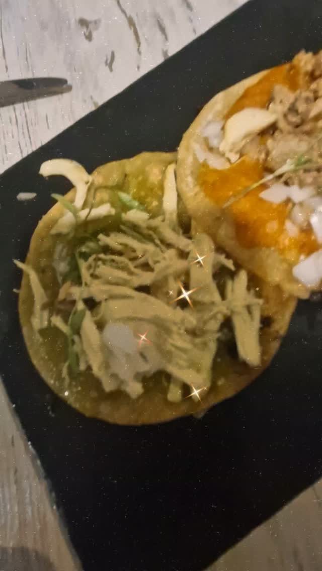 La temporada de Chiles en Nogada llego por fin a Angelopolitano, celebrando este año su temporada número 14 de este emblemático platillo de la gastronomía mexicana bajo el mando del Chef Gerardo Quezadas.
En esta temporada la novedad es el Chile Angelopolitano; chile poblano de temporal tatemado, relleno de carne picada de res y cerdo, las especias que utilizaba la abuela Lolita, frutas de temporada de la zona de los volcanes, almendras, nueces, piñones, pasas y acitrón de chilacayota prensada y nogada elaborada con nueces de Castilla, almendras dulces, queso de cabra y jerez seco.
También entre sus creaciones esta para los veganos el de Quinoa y nogada vegana; es una creación libre de proteína animal, chile poblano tatemado, relleno de picadillo elaborado con quinoa, basado en la recetas del Chile Clásico de la Ciudad de los Palacios, servido con nogada sin lácteos, elaborada con nuez de Castilla, queso de nuez, leche de almendras y jerez seco.
Dirección: Puebla 151, Roma Norte, Alcaldía Cuauhtémoc, CP 06700, CDMX
Horario: Lunes, martes y domingo: 13:00 a 19:00 |
Miércoles y jueves: 13:00 a 22:00 | Viernes y sábado: 13:00 a 23:00
Teléfono: 556391 2121
#chilesennogada
#chileangelopolitano
#chefgerardoquezadas
@angelopolitanocdmx La temporada de Chiles en Nogada llego por fin a Angelopolitano, celebrando este año su temporada número 14 de este emblemático platillo de la gastronomía mexicana bajo el mando del Chef Gerardo Quezadas.
En esta temporada la novedad es el Chile Angelopolitano; chile poblano de temporal tatemado, relleno de carne picada de res y cerdo, las especias que utilizaba la abuela Lolita, frutas de temporada de la zona de los volcanes, almendras, nueces, piñones, pasas y acitrón de chilacayota prensada y nogada elaborada con nueces de Castilla, almendras dulces, queso de cabra y jerez seco.
También entre sus creaciones esta para los veganos el de Quinoa y nogada vegana; es una creación libre de proteína animal, chile poblano tatemado, relleno de picadillo elaborado con quinoa, basado en la recetas del Chile Clásico de la Ciudad de los Palacios, servido con nogada sin lácteos, elaborada con nuez de Castilla, queso de nuez, leche de almendras y jerez seco.
Dirección: Puebla 151, Roma Norte, Alcaldía Cuauhtémoc, CP 06700, CDMX
Horario: Lunes, martes y domingo: 13:00 a 19:00 |
Miércoles y jueves: 13:00 a 22:00 | Viernes y sábado: 13:00 a 23:00
Teléfono: 556391 2121
#chilesennogada
#chileangelopolitano
#chefgerardoquezadas
@angelopolitanocdmx