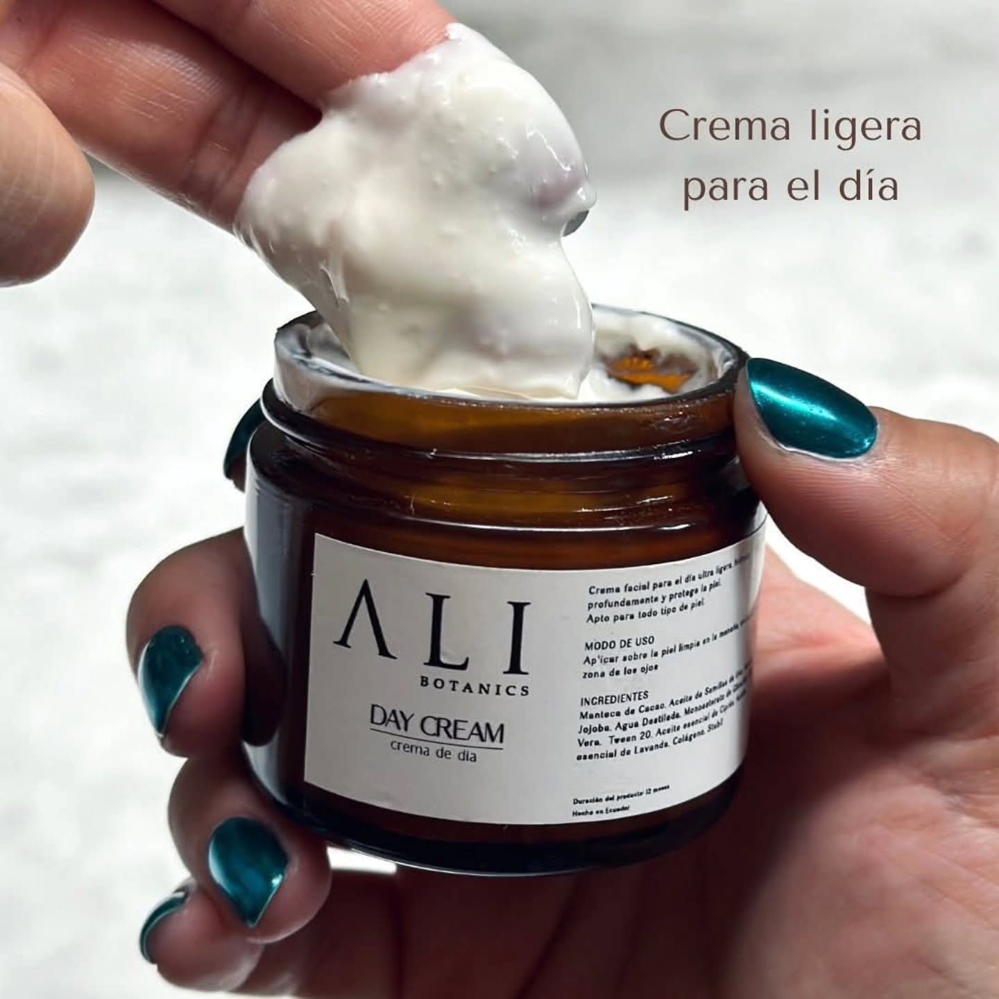 Descubre el Kit Facial que transforma tu piel de manera natural.
Limpia, nutre e ilumina con fórmulas hechas a mano, libres de tóxicos y llenas de ingredientes botánicos que sí funcionan.
🌿 Ritual completo, resultados reales
