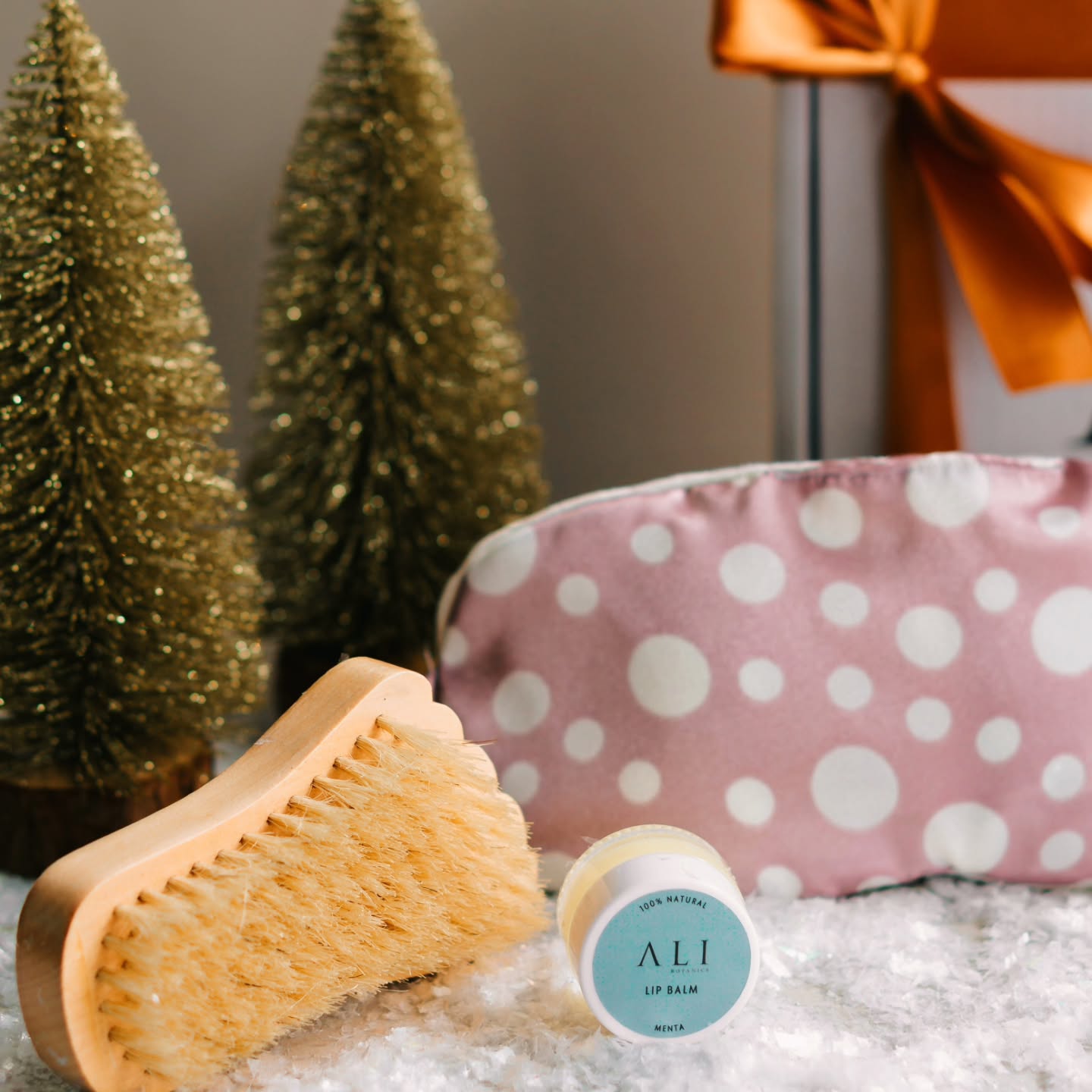 Esta navidad quisimos traer de vuelta nuestros accesorios que tanto aman nuestro clientes: cepillos de bambú y silicona para potenciar todas sus rutinas de cabello, cuerpo y faciales y que tengan resulados espectaculares✨️ así cada KIT Navidad se volvió demasiado especial y único.
Conoce nuestros 4 KITS:
🎄Anti-Caída
🎄Skincare
🎄Booty Detox
🎄Relax
Cada uno incluye el cepillo eco-friendly ideal para que tu rutina sea fabulosa
Todos nuestros KITS tienen precio especial ✨️✨️