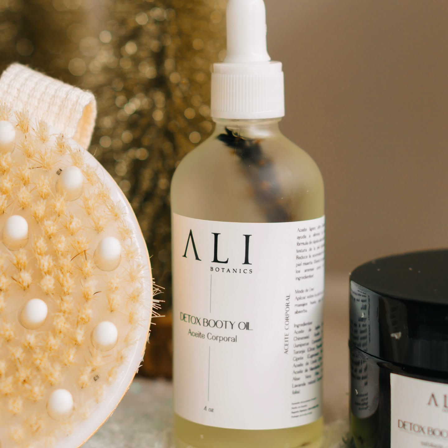 Esta navidad quisimos traer de vuelta nuestros accesorios que tanto aman nuestro clientes: cepillos de bambú y silicona para potenciar todas sus rutinas de cabello, cuerpo y faciales y que tengan resulados espectaculares✨️ así cada KIT Navidad se volvió demasiado especial y único.
Conoce nuestros 4 KITS:
🎄Anti-Caída
🎄Skincare
🎄Booty Detox
🎄Relax
Cada uno incluye el cepillo eco-friendly ideal para que tu rutina sea fabulosa
Todos nuestros KITS tienen precio especial ✨️✨️