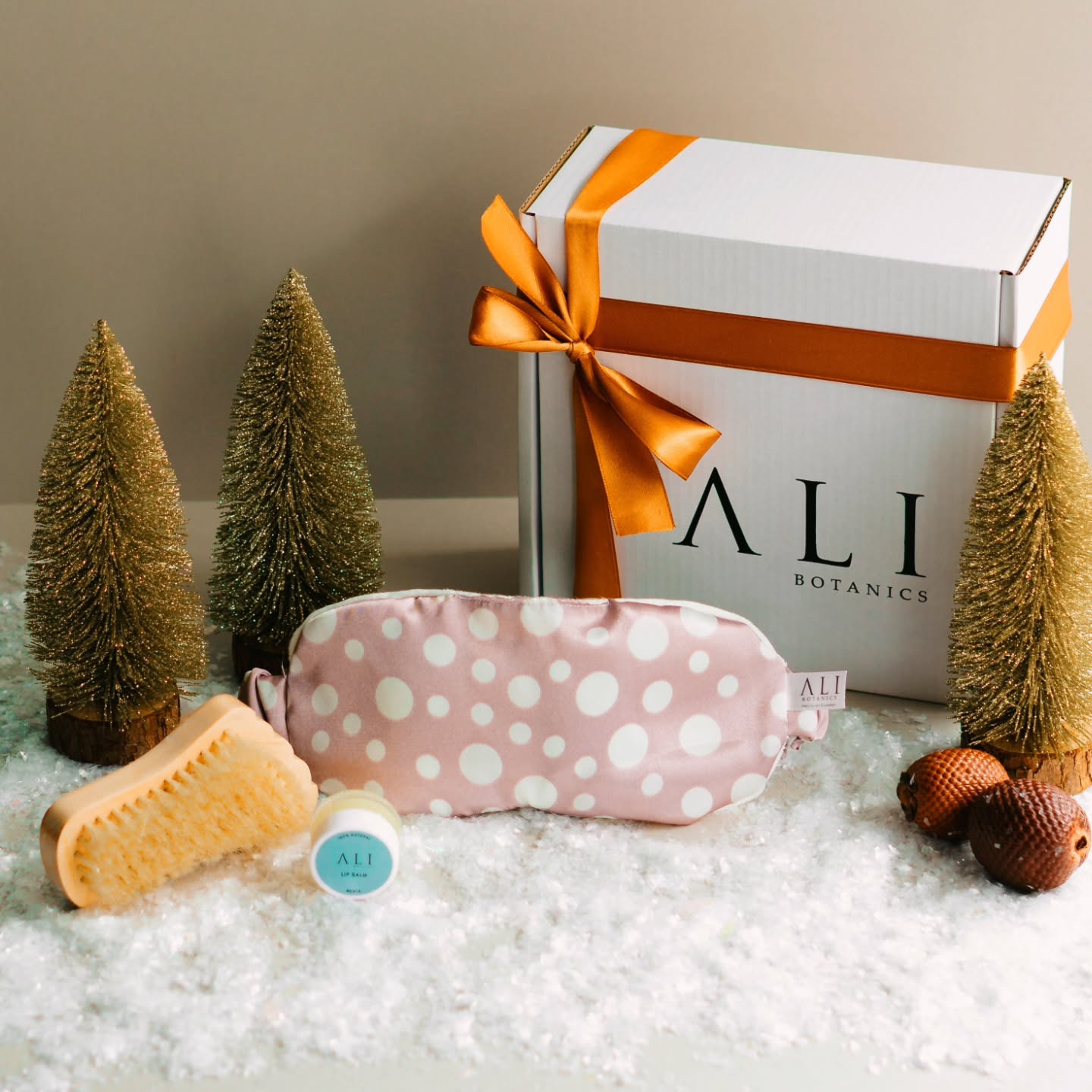 Esta navidad quisimos traer de vuelta nuestros accesorios que tanto aman nuestro clientes: cepillos de bambú y silicona para potenciar todas sus rutinas de cabello, cuerpo y faciales y que tengan resulados espectaculares✨️ así cada KIT Navidad se volvió demasiado especial y único.
Conoce nuestros 4 KITS:
🎄Anti-Caída
🎄Skincare
🎄Booty Detox
🎄Relax
Cada uno incluye el cepillo eco-friendly ideal para que tu rutina sea fabulosa
Todos nuestros KITS tienen precio especial ✨️✨️