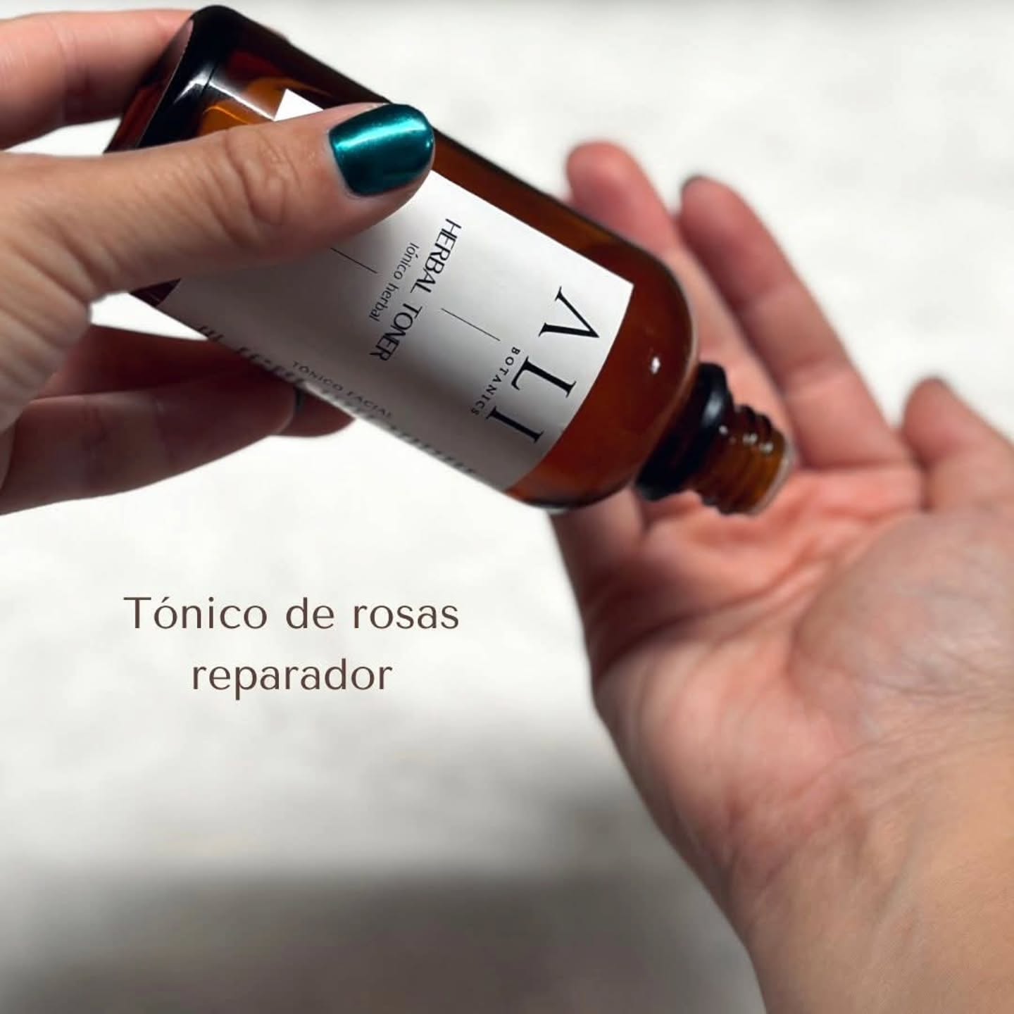 🌿 ¡Descubre el Herbal Toner de Ali Botanics, diferente a todos los demás!
Nuestro tónico suave y refrescante a base de agua de rosas es el complemento perfecto para tu rutina de limpieza facial 💧
A diferencia del 99% de tónicos convencionales, el nuestro está libre de alcohol y fragancias irritantes, brindándote una experiencia pura y sin toxinas 🤯
✨ Beneficios del Herbal Toner:
Regula tu PH de la piel para mantener un equilibrio óptimo.
Cierra tus poros para un cutis más firme y suave.
Repara tejidos para una piel más saludable y revitalizada.
Hidrata profundamente sin resecar.
Mejora la absorción de productos, potenciando su eficacia.