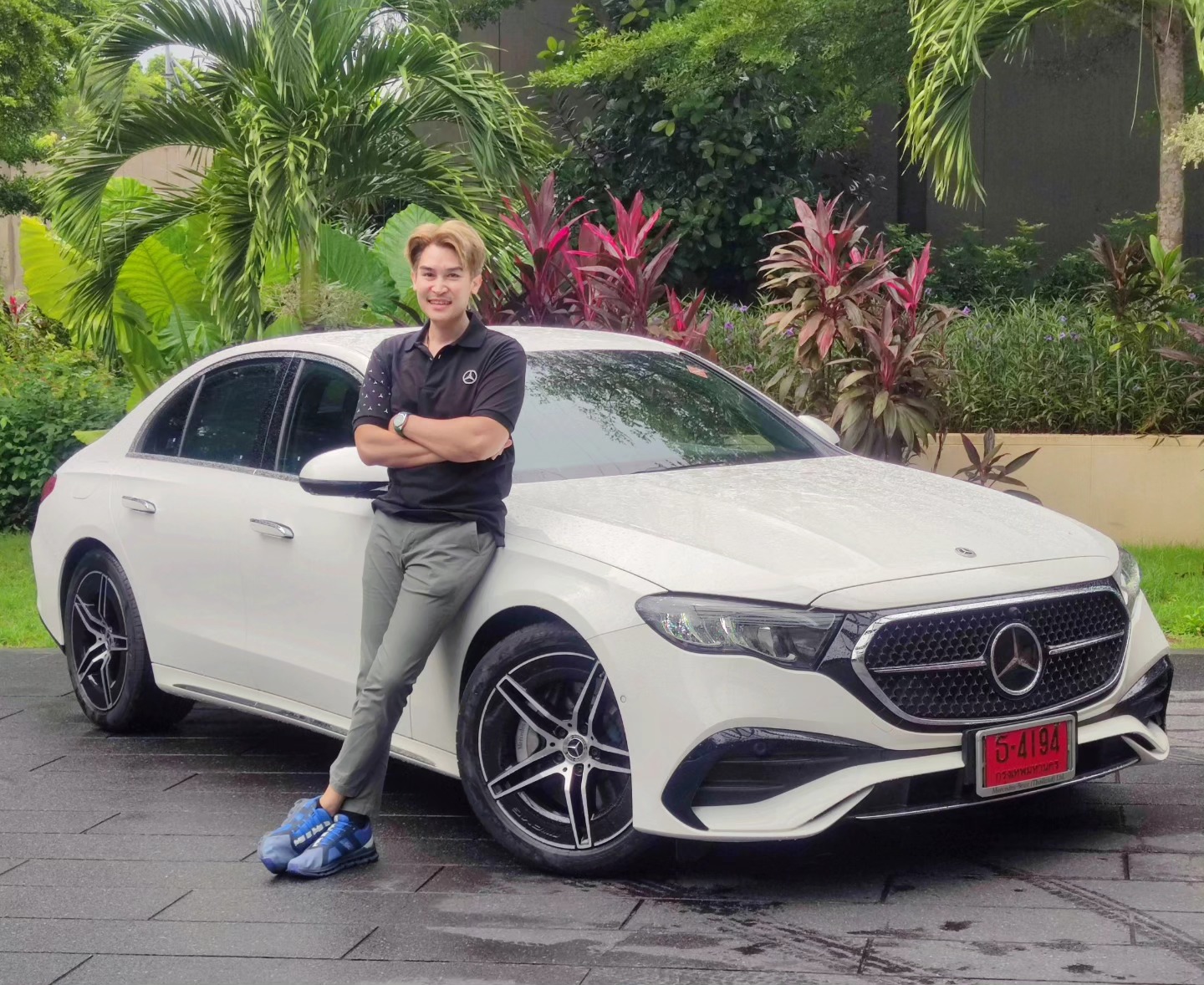 เดินทางด้วยรถ Benz E 220 d AMG Line 😆🌊🌴
จากเส้นทางภูเก็ต - พังงา ถึง รร.เยาววิทย์
ทริป /CSR เมอร์เซเดสเบนซ์ ประเทศไทย
.
ขนาดตัวถัง
- ยาว x กว้าง x สูง : 4,935 x 1,852 x 1,460 มิลลิเมตร
- ระยะฐานล้อ wheelbase : 2,939 มิลลิเมตร
.
เครื่องยนต์
.
เครื่องยนต์ดีเซล 4 สูบ 2.0 ลิตร เทอร์โบ กำลังสูงสุด 197 แรงม้า แรงบิดสูงสุด 440 นิวตันเมตร ทำงานร่วมกับมอเตอร์ไฟฟ้าขนาดเล็ก EQ Boost พละกำลัง 23 แรงม้า 205 นิวตันเมตร Mild Hybrid 48V ช่วยในการออกตัว จับคู่กับเกียร์อัตโนมัติ 9 จังหวะ 9G-Tronic ขับเคลื่อนล้อหลัง
.
- อัตราเร่ง 0-100 km/h ภายใน 7.6 วินาที
- ความเร็วสูงสุด Top Speed 238 km/h
.
ภายนอก
- ชุดตกแต่งภายนอก AMG Body Styling
- ล้ออัลลอย ขนาด 19 นิ้ว
- ไฟหน้า LED High Performance
- ระบบปรับไฟสูงอัตโนมัติ Adaptive Highbeam Assist
- ระบบกุญแจ Keyless-GO
- ฝาท้าย เปิด-ปิด ด้วยระบบไฟฟ้า
- ระบบเปิด-ปิด ฝาท้าย โดยไม่ต้องใช้มือ Hands-Free Tailgate
- ระบบช่วยปิดประตู Power Closing Doors (ประตูดูด)
.
ภายใน และระบบอำนวยความสะดวก
- เบาะนั่งคนขับ ปรับด้วยไฟฟ้า พร้อม Memory Seat
- เบาะนั่งผู้โดยสารตอนหน้า ปรับด้วยไฟฟ้า พร้อม Memory Seat
- ระบบปรับอากาศแบบอัตโนมัติ แยกอิสระ 2-Zones
- ระบบปรับสมดุลอากาศ - ฟอกอากาศ ENERGIZING AIR CONTROL (HEPA)
- ม่านบังแดดประตูคู่หลัง
- ม่านบังแดดกระจกบังลมหลัง
- หน้าจอ MBUX Multimedia HyperScreen และ หน้าจอมาตรวัดแบบ 3D
- Passenger Screen หน้าจอแยก สำหรับผู้โดยสารตอนหน้า ที่แยกควบคุมกับจอกลางได้ โดยไม่รบกวนการควบคุมของส่วนกลางภายในรถ
- ที่ชาร์จโทรศัพท์แบบไร้สาย Wireless Charger
- ระบบช่วยจอดอัตโนมัติ Active Parking Assist
- กล้องรอบคัน 360 องศา
- ระบบเตือนเมื่อมีรถอยู่ในจุดอับสายตา Blind Spot Assist
- ระบบเตือนเมื่อเปิดประตูลงจากรถ Exit Warning
- ระบบเตือนคาดเข็มขัดนิรภัยผู้โดยสารตอนหลัง
- ระบบควบคุมความเร็วอัตโนมัติแบบแปรผัน Active Distance Assist DISTRONIC with Stop&Go
- ระบบช่วยเหลือการขับขี่ Lane Tracing Package
- ระบบควบคุมรถให้อยู่ในช่องจราจร Active Lane Keeping Assist
- ระบบเตือนการชนด้านหน้า Collision Warning
- ระบบช่วยเหลือการขับขี่ Advanced Driving Assistance System
.
.
#MercedesBenz #EClass #E220d #E220dAMGLine เดินทางด้วยรถ Benz E 220 d AMG Line 😆🌊🌴
จากเส้นทางภูเก็ต - พังงา ถึง รร.เยาววิทย์
ทริป /CSR เมอร์เซเดสเบนซ์ ประเทศไทย
.
ขนาดตัวถัง
- ยาว x กว้าง x สูง : 4,935 x 1,852 x 1,460 มิลลิเมตร
- ระยะฐานล้อ wheelbase : 2,939 มิลลิเมตร
.
เครื่องยนต์
.
เครื่องยนต์ดีเซล 4 สูบ 2.0 ลิตร เทอร์โบ กำลังสูงสุด 197 แรงม้า แรงบิดสูงสุด 440 นิวตันเมตร ทำงานร่วมกับมอเตอร์ไฟฟ้าขนาดเล็ก EQ Boost พละกำลัง 23 แรงม้า 205 นิวตันเมตร Mild Hybrid 48V ช่วยในการออกตัว จับคู่กับเกียร์อัตโนมัติ 9 จังหวะ 9G-Tronic ขับเคลื่อนล้อหลัง
.
- อัตราเร่ง 0-100 km/h ภายใน 7.6 วินาที
- ความเร็วสูงสุด Top Speed 238 km/h
.
ภายนอก
- ชุดตกแต่งภายนอก AMG Body Styling
- ล้ออัลลอย ขนาด 19 นิ้ว
- ไฟหน้า LED High Performance
- ระบบปรับไฟสูงอัตโนมัติ Adaptive Highbeam Assist
- ระบบกุญแจ Keyless-GO
- ฝาท้าย เปิด-ปิด ด้วยระบบไฟฟ้า
- ระบบเปิด-ปิด ฝาท้าย โดยไม่ต้องใช้มือ Hands-Free Tailgate
- ระบบช่วยปิดประตู Power Closing Doors (ประตูดูด)
.
ภายใน และระบบอำนวยความสะดวก
- เบาะนั่งคนขับ ปรับด้วยไฟฟ้า พร้อม Memory Seat
- เบาะนั่งผู้โดยสารตอนหน้า ปรับด้วยไฟฟ้า พร้อม Memory Seat
- ระบบปรับอากาศแบบอัตโนมัติ แยกอิสระ 2-Zones
- ระบบปรับสมดุลอากาศ - ฟอกอากาศ ENERGIZING AIR CONTROL (HEPA)
- ม่านบังแดดประตูคู่หลัง
- ม่านบังแดดกระจกบังลมหลัง
- หน้าจอ MBUX Multimedia HyperScreen และ หน้าจอมาตรวัดแบบ 3D
- Passenger Screen หน้าจอแยก สำหรับผู้โดยสารตอนหน้า ที่แยกควบคุมกับจอกลางได้ โดยไม่รบกวนการควบคุมของส่วนกลางภายในรถ
- ที่ชาร์จโทรศัพท์แบบไร้สาย Wireless Charger
- ระบบช่วยจอดอัตโนมัติ Active Parking Assist
- กล้องรอบคัน 360 องศา
- ระบบเตือนเมื่อมีรถอยู่ในจุดอับสายตา Blind Spot Assist
- ระบบเตือนเมื่อเปิดประตูลงจากรถ Exit Warning
- ระบบเตือนคาดเข็มขัดนิรภัยผู้โดยสารตอนหลัง
- ระบบควบคุมความเร็วอัตโนมัติแบบแปรผัน Active Distance Assist DISTRONIC with Stop&Go
- ระบบช่วยเหลือการขับขี่ Lane Tracing Package
- ระบบควบคุมรถให้อยู่ในช่องจราจร Active Lane Keeping Assist
- ระบบเตือนการชนด้านหน้า Collision Warning
- ระบบช่วยเหลือการขับขี่ Advanced Driving Assistance System
.
.
#MercedesBenz #EClass #E220d #E220dAMGLine