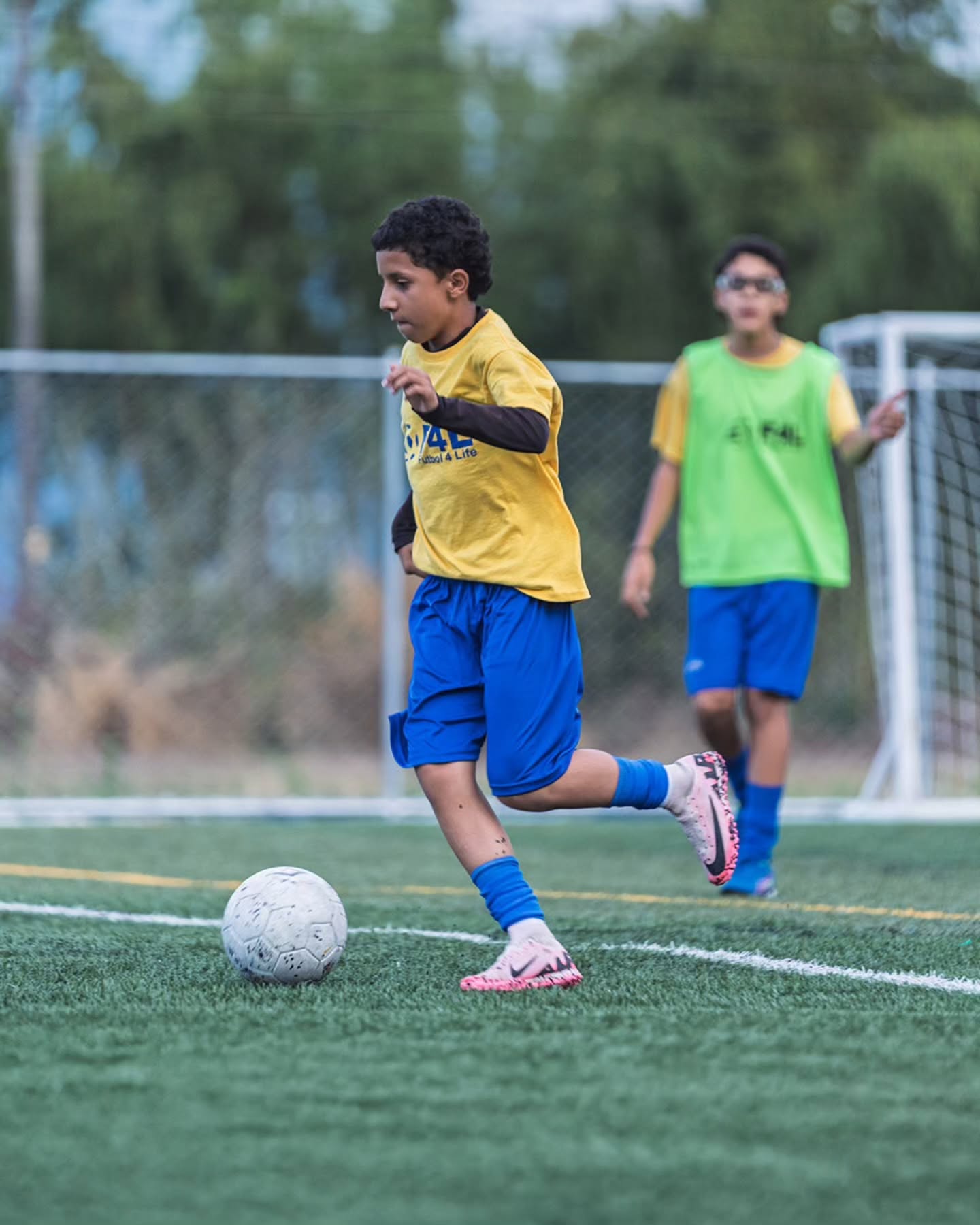 ¡El futuro del fútbol se construye en cada entrenamiento!
Ver la entrega, las sonrisas y el talento de nuestros niños nos llena de orgullo.
Aquí no solo forman su técnica, también su carácter y liderazgo.
Regístrate hoy y asegura su lugar.
📲 Inscríbete aquí: 318 376 56 38