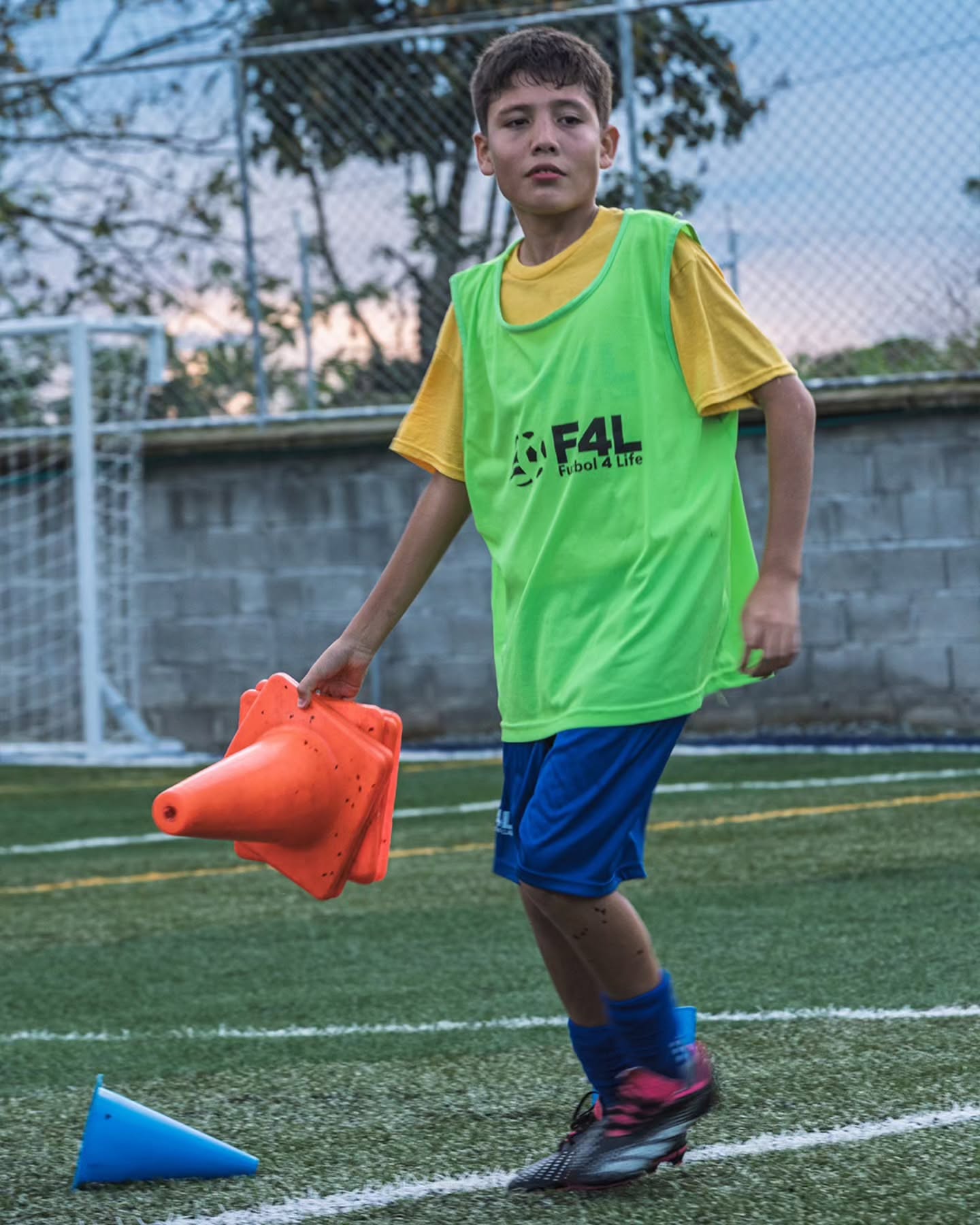¡El futuro del fútbol se construye en cada entrenamiento!
Ver la entrega, las sonrisas y el talento de nuestros niños nos llena de orgullo.
Aquí no solo forman su técnica, también su carácter y liderazgo.
Regístrate hoy y asegura su lugar.
📲 Inscríbete aquí: 318 376 56 38