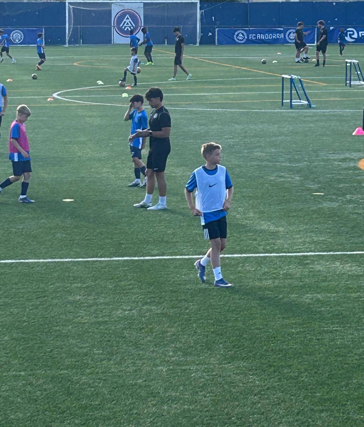 ⚽️ Kolejne wielkie wyróżnienie dla naszego zawodnika! Franek Dowchan (rocznik 2014) przebywa obecnie na testach w hiszpańskim klubie CE Mercantil. 🇪🇸 To efekt ciężkiej pracy, zaangażowania i pasji do piłki nożnej. Jesteśmy dumni, że kolejny zawodnik KS ZWAR ma szansę zaprezentować swoje umiejętności na międzynarodowej arenie. Franek, gratulujemy tego osiągnięcia i mocno trzymamy kciuki za udane testy! 💪⚽️ Powodzenia! Cała rodzina KS ZWAR jest z Tobą! 💙🤍 #KSZWAR #ZWARMiędzylesie #MłodeTalenty #PiłkaNożna #Football CEMercantil Hiszpania