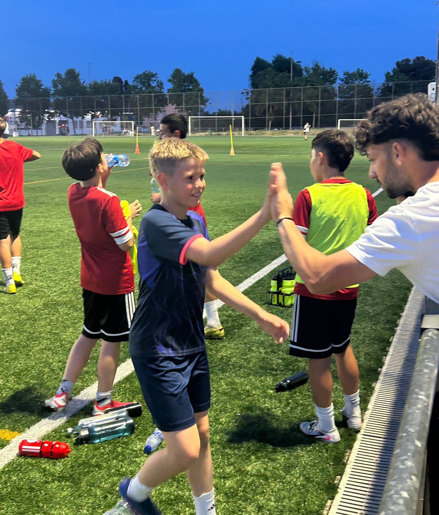 ⚽️ Kolejne wielkie wyróżnienie dla naszego zawodnika! Franek Dowchan (rocznik 2014) przebywa obecnie na testach w hiszpańskim klubie CE Mercantil. 🇪🇸 To efekt ciężkiej pracy, zaangażowania i pasji do piłki nożnej. Jesteśmy dumni, że kolejny zawodnik KS ZWAR ma szansę zaprezentować swoje umiejętności na międzynarodowej arenie. Franek, gratulujemy tego osiągnięcia i mocno trzymamy kciuki za udane testy! 💪⚽️ Powodzenia! Cała rodzina KS ZWAR jest z Tobą! 💙🤍 #KSZWAR #ZWARMiędzylesie #MłodeTalenty #PiłkaNożna #Football CEMercantil Hiszpania