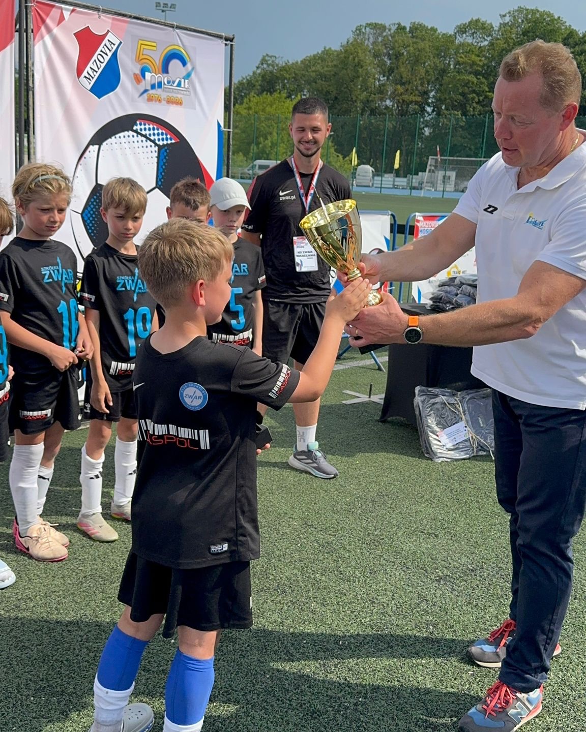 🤩 Znowu to zrobili! I wygląda na to, że nie zamierzają się zatrzymać! 👏🏼⚽️ Podopieczni trenera Jakuba Borczyńskiego @b0ru_2 po raz kolejny pokazali swoją klasę, charakter i ogromne zaangażowanie. To piękne zwieńczenie ciężkiej pracy chłopców z rocznika 2017! 💪🏼 🏆 1. miejsce w turnieju Mazovia MOSiR Cup! Ogromne gratulacje dla całej drużyny, która w rywalizacji z 9 zespołami wygrała wszystkie swoje mecze, tracąc zaledwie 2 bramki przez cały turniej! 🤩👏🏼 Na tym jednak nie koniec! Do naszego dorobku dołączają również: 🏅 statuetka MVP turnieju, ⭐ wyróżnienie dla zawodnika naszej drużyny. Brawo dla wszystkich zawodników, trenera Jakuba Borczyńskiego oraz rodziców za wsparcie! Jesteśmy z Was ogromnie dumni! 💙⚽️👏🏼 #football #champions #winner #zwar #piłkanożna