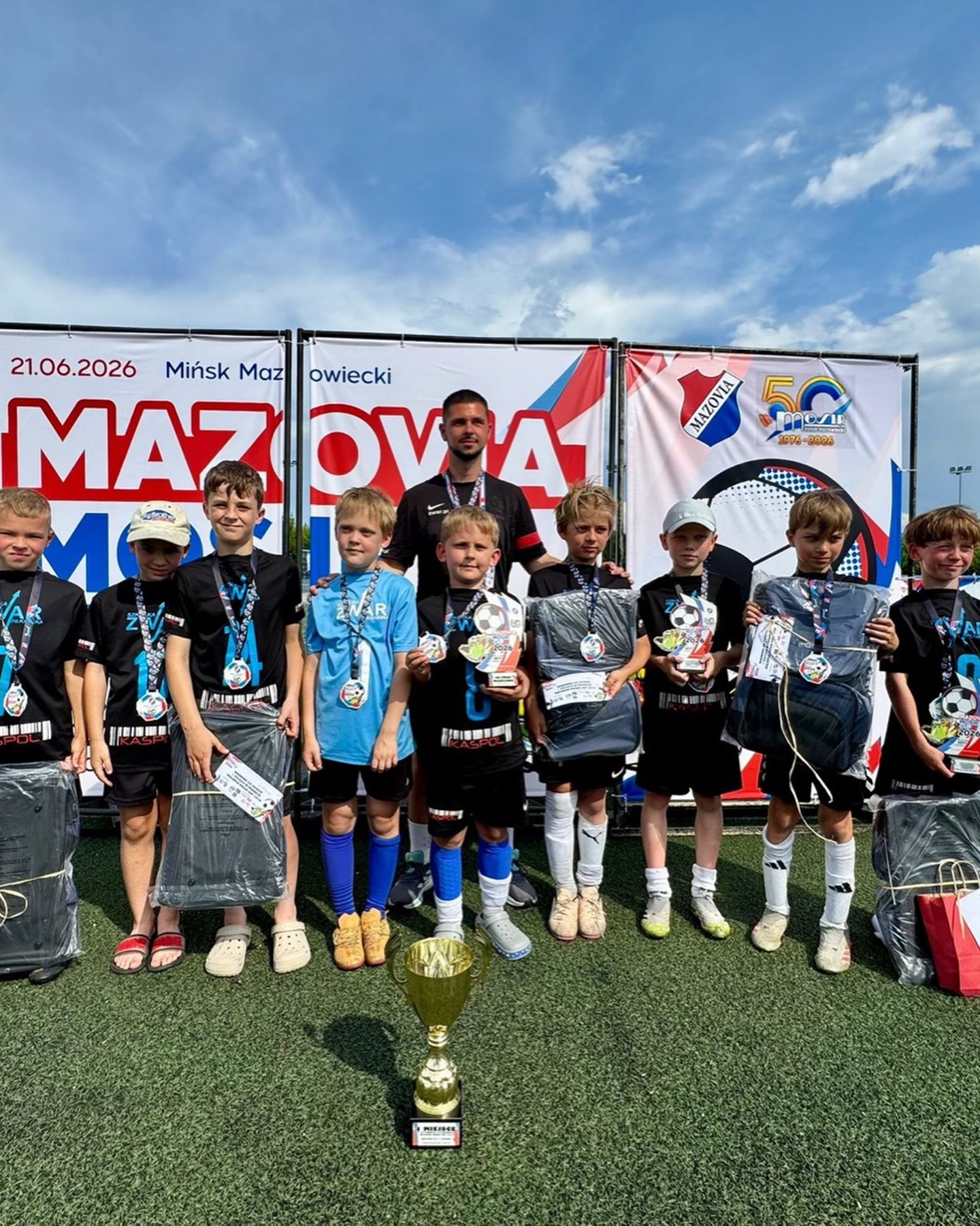 🤩 Znowu to zrobili! I wygląda na to, że nie zamierzają się zatrzymać! 👏🏼⚽️ Podopieczni trenera Jakuba Borczyńskiego @b0ru_2 po raz kolejny pokazali swoją klasę, charakter i ogromne zaangażowanie. To piękne zwieńczenie ciężkiej pracy chłopców z rocznika 2017! 💪🏼 🏆 1. miejsce w turnieju Mazovia MOSiR Cup! Ogromne gratulacje dla całej drużyny, która w rywalizacji z 9 zespołami wygrała wszystkie swoje mecze, tracąc zaledwie 2 bramki przez cały turniej! 🤩👏🏼 Na tym jednak nie koniec! Do naszego dorobku dołączają również: 🏅 statuetka MVP turnieju, ⭐ wyróżnienie dla zawodnika naszej drużyny. Brawo dla wszystkich zawodników, trenera Jakuba Borczyńskiego oraz rodziców za wsparcie! Jesteśmy z Was ogromnie dumni! 💙⚽️👏🏼 #football #champions #winner #zwar #piłkanożna