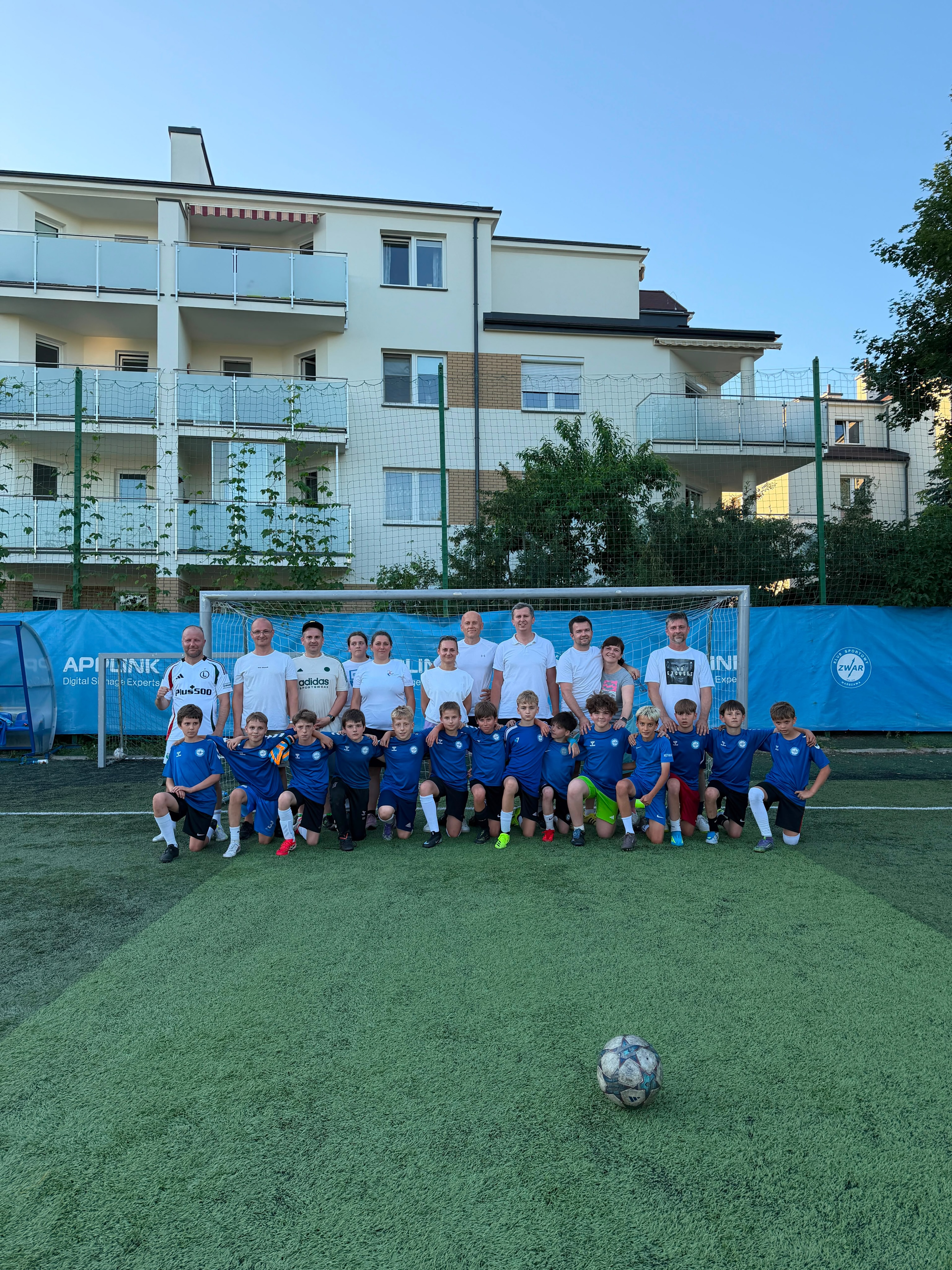 Wielki sukces rocznika 2015! Mamy AWANS! 🥇⚽️ W rundzie wiosennej nasi młodzi zawodnicy podjęli nowe wyzwanie – zostali zgłoszeni do ligi z drużynami o rok starszymi (rocznik 2014). Był to dla nich także debiut w zupełnie nowej, wymagającej formule 9x9. Chłopcy błyskawicznie przystosowali się do nowych warunków i przez całą rundę prezentowali kawał świetnego futbolu! Kibice mogli podziwiać piękne, składne akcje, festiwale bramek oraz widowiskowe interwencje naszych bramkarzy. W drodze po sukces mierzyliśmy się z silnymi rywalami: 💥 Mazovia Mińsk Mazowiecki 💥 APN Mińsk Mazowiecki 💥 KS Wesoła 💥 Eskadra Warszawa 💥 Płomień Dębe Wielkie Walka trwała do samego końca, a niesamowity charakter i serce zostawione na boisku przyniosły upragnione 1. miejsce oraz AWANS do wyższej ligi! 🏆 Wielkie gratulacje dla wszystkich zawodników oraz trenera rocznika 2015! #awans #winner #champion #zwar #football