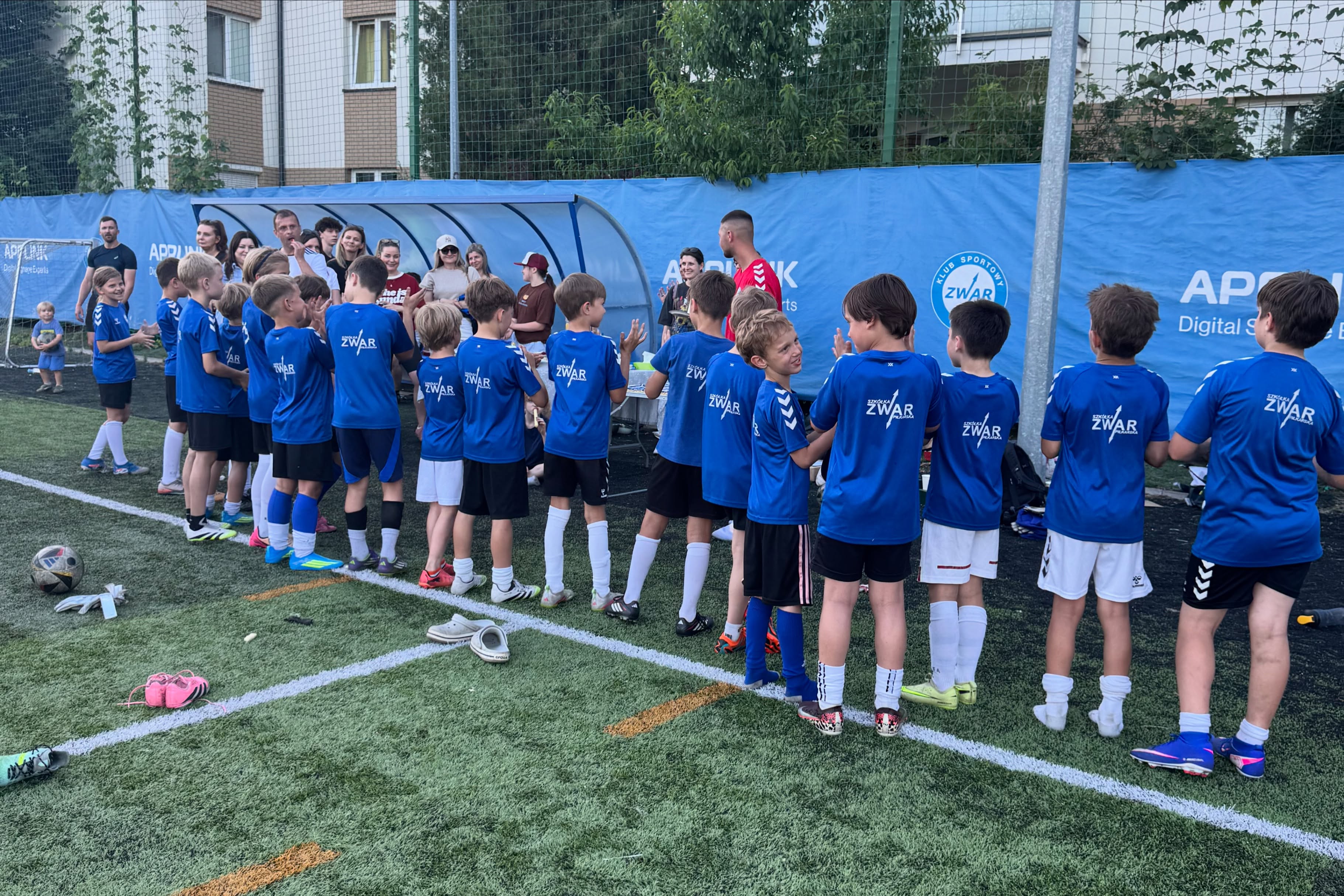 Zakończenie sezonu w Klubie Sportowym ZWAR Za nami wyjątkowe zakończenie sezonu, które zgromadziło zawodników, rodziców oraz trenerów. Był to czas wspólnego podsumowania miesięcy pełnych pracy, zaangażowania i sportowych emocji. Podczas uroczystości wręczono nagrody i wyróżnienia dla zawodników za wybitne osiągnięcia, systematyczność oraz postawę sportową. To piękny moment, by docenić wysiłek i rozwój naszych młodych sportowców. Nie zabrakło również dobrej zabawy! Każda drużyna rozegrała wyjątkowy mecz Dzieci kontra Rodzice, który dostarczył mnóstwo uśmiechu, emocji i niezapomnianych chwil. Dziękujemy wszystkim zawodnikom, rodzicom i trenerom za cały sezon pełen pasji, wspólnej pracy i wzajemnego wsparcia. Życzymy wszystkim udanych, bezpiecznych wakacji i do zobaczenia w kolejnym sezonie!