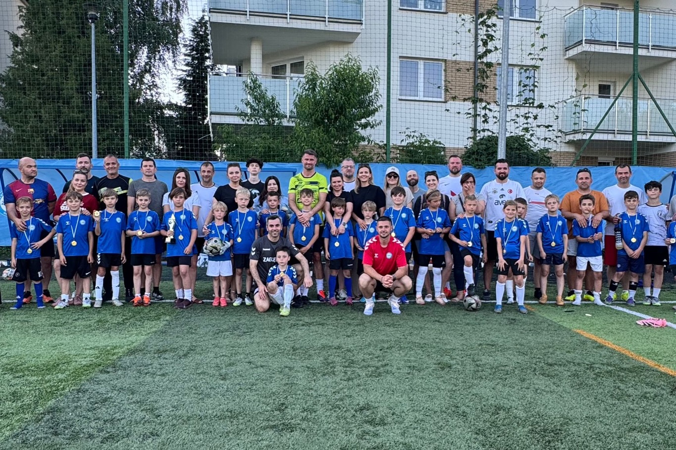 Zakończenie sezonu w Klubie Sportowym ZWAR Za nami wyjątkowe zakończenie sezonu, które zgromadziło zawodników, rodziców oraz trenerów. Był to czas wspólnego podsumowania miesięcy pełnych pracy, zaangażowania i sportowych emocji. Podczas uroczystości wręczono nagrody i wyróżnienia dla zawodników za wybitne osiągnięcia, systematyczność oraz postawę sportową. To piękny moment, by docenić wysiłek i rozwój naszych młodych sportowców. Nie zabrakło również dobrej zabawy! Każda drużyna rozegrała wyjątkowy mecz Dzieci kontra Rodzice, który dostarczył mnóstwo uśmiechu, emocji i niezapomnianych chwil. Dziękujemy wszystkim zawodnikom, rodzicom i trenerom za cały sezon pełen pasji, wspólnej pracy i wzajemnego wsparcia. Życzymy wszystkim udanych, bezpiecznych wakacji i do zobaczenia w kolejnym sezonie!